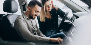 screenshot-Um jovem casal a escolher um carro numa sala de exposições _ Foto Grátis