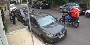 mostra a jornalista Maria Prata sendo assaltada em São Paulo