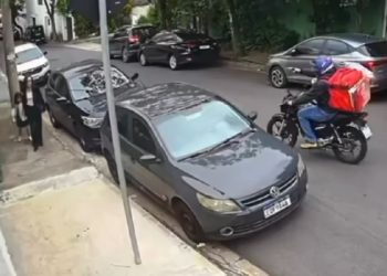 mostra a jornalista Maria Prata sendo assaltada em São Paulo