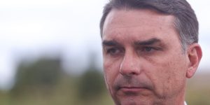 Flávio Bolsonaro visita Jair e fala sobre estado de saúde