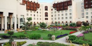 A fachada frontal do Serena Hotel de Islamabad, no Paquistão, que sediará as neg