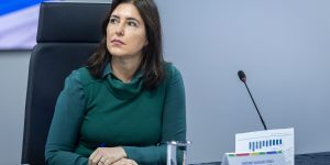 m colorida da ministra do Planejamento e Orçamento, Simone Tebet no Seminário de Riscos Fiscais em 17 de setembro de 2025