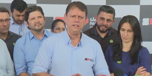 O governador de São Paulo, Tarcísio de Freitas (Republicanos) em coletiva — Foto