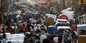 Pessoas andam em mercado lotado em Nova Delhi, Índia