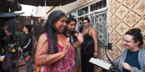 Curta brasiliense une ancestralidade indígena à cultura K-pop