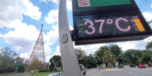 Termômetro de rua marca 37ºC no entorno do Parque do Ibirapuera, na Zona Sul de São Paulo, na tarde de quinta-feira de Natal, 25 de dezembro de 2025