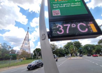 Termômetro de rua marca 37ºC no entorno do Parque do Ibirapuera, na Zona Sul de São Paulo, na tarde de quinta-feira de Natal, 25 de dezembro de 2025