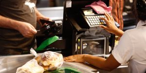 Governo adia restrição de trabalho em feriados novamente