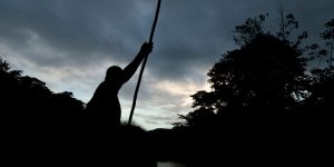 Fotos inéditas registram contato da maior tribo isolada do mundo na Amazônia