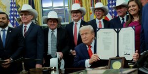 Trump homenageia equipe do 'Milagre no Gelo' com cerimônia especial