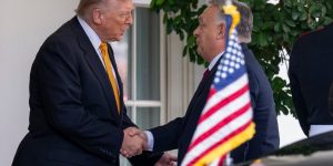 m colorida de Donald Trump e Viktor Orbán na Casa Branca