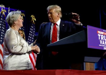 m colorida de Donald Trump e Susie Wiles