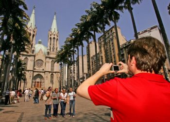 Brasil atinge recorde histórico com mais de 9 milhões de turistas estrangeiros em 2025