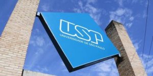 mostra uma grande placa azul escrito USP