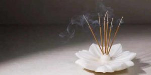 A importância de queimar incenso à noite e seu impacto no Vastu