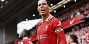 Van Dijk comemora gol pelo Liverpool