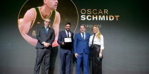 Felipe Schmidt recebeu a premiação do pai, Oscar Schmidt, das mãos de Hortência