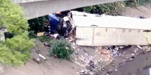 Caminhão capota na Marginal Tietê