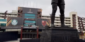 Estátua de Lolo Fernández, no Estádio Monumental de Lima — Foto: Emanuelle Ribeiro