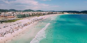 Praia do Forte, em Cabo Frio, na Região dos Lagos, Rio de Janeiro. — Foto: Mari