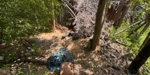 Busca pelas crianças desaparecidas em Bacabal revela abrigo conhecido como "casa caída"