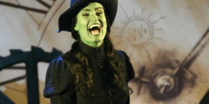 Idina Menzel como Elphaba em "Wicked"  • Frank Micelotta/Getty Images