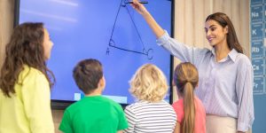 COMO PROFESSORES USAM A TECNOLOGIA SEM PERDER A CONEXÃO COM A SALA