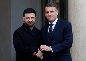 m colorida de Volodymyr Zelensky e Emmanuel Macron